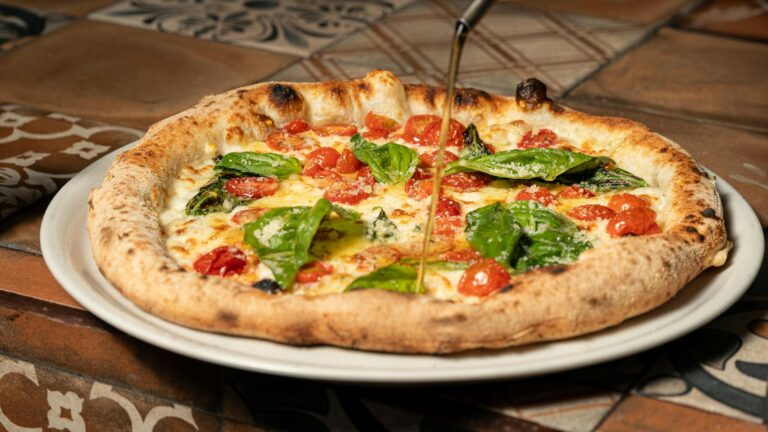 Hogyan készíthetünk éttermi minőségű nápolyi pizzát a saját konyhánkban?