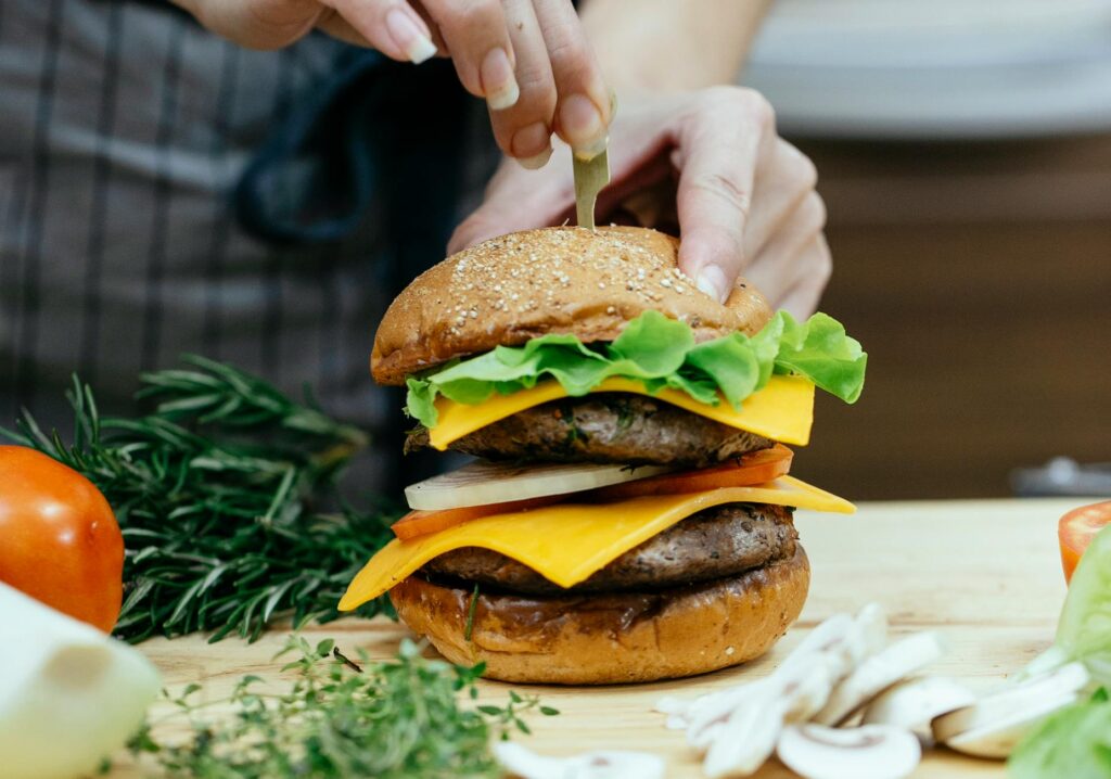 Így készíthetünk valódi éttermi élményt nyújtó hamburgert a saját konyhánkban